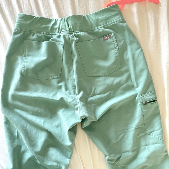 *altered* Figs Zamora jogger scrub pant Medium Tall in Jade - Picture 3 of 4